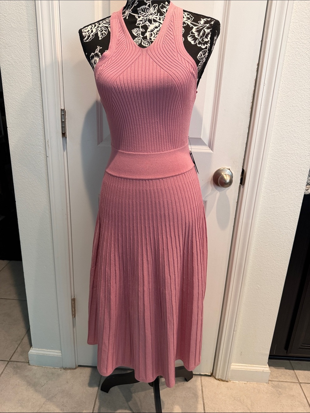 Express - Ribbed Sleeveless Pink Midi Dress with Fitted Waist